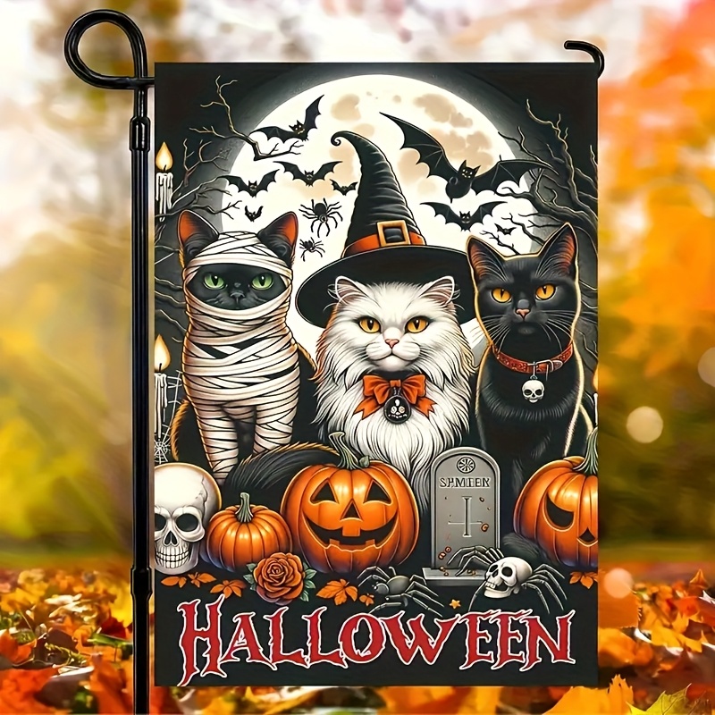 Home Decor Cat - 1枚、ハロウィーンガーデンフラッグ、両面印刷、サイズ12x18インチ、ミイラや魔法使いの衣装を着た3匹の猫のデザイン、クールな黒色、ハロウィーンの「コスプレ」柄、家庭用装飾、屋外装飾、庭の装飾、玄関の装飾に最適（旗竿は含まれません）。